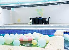 Centrally Located in El Pino la Vega, Space for 8 or More Guest, Heate