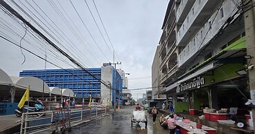 BEAT. Warii Hostel at Chaophraya River