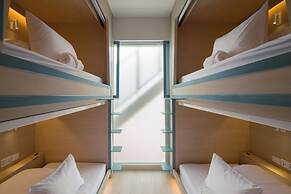 BEAT. Warii Hostel at Chaophraya River
