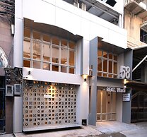 BEAT. Warii Hostel at Chaophraya River