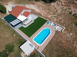 Nane Garden House With Heated Pool