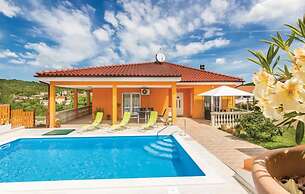 Holiday House with Pool Marika