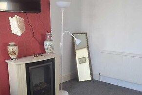 2 Bed-sleeps 3-free Parking-5 Min To Beach