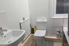 2 Bed-sleeps 3-free Parking-5 Min To Beach