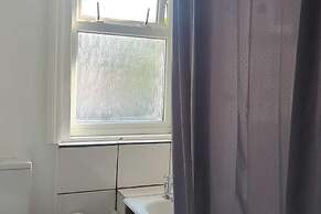 2 Bed-sleeps 3-free Parking-5 Min To Beach