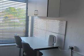 2 Bed-sleeps 3-free Parking-5 Min To Beach