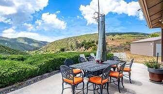 Bright Family Getaway Mountain Views Outdoor Living