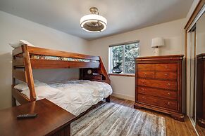 2 Mi to Ski: Cabin w/ Hot Tub & Decks in Truckee!