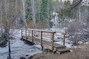 2 Mi to Ski: Cabin w/ Hot Tub & Decks in Truckee!