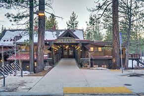 2 Mi to Ski: Cabin w/ Hot Tub & Decks in Truckee!