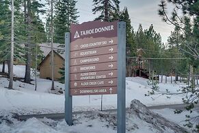 2 Mi to Ski: Cabin w/ Hot Tub & Decks in Truckee!