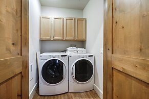 2 Mi to Ski: Cabin w/ Hot Tub & Decks in Truckee!