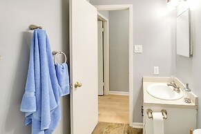 Walk to Eats & Entertainment: Home in Brookhaven