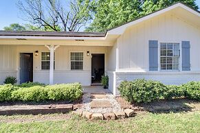 Walk to Eats & Entertainment: Home in Brookhaven