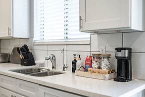 Modern Spacious Home Bright Family Group Friendly