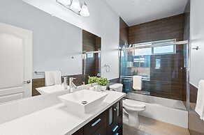 Modern Spacious Home Bright Family Group Friendly