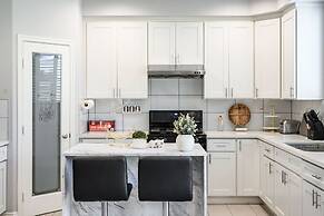 Modern Spacious Home Bright Family Group Friendly