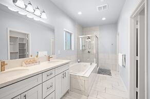 Modern Spacious Home Bright Family Group Friendly