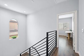 Modern Spacious Home Bright Family Group Friendly