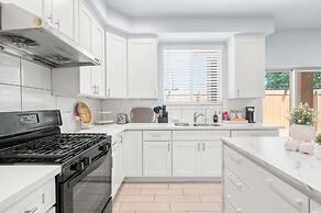 Modern Spacious Home Bright Family Group Friendly