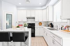 Modern Spacious Home Bright Family Group Friendly