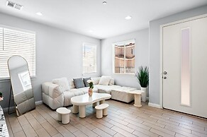 Modern Spacious Home Bright Family Group Friendly