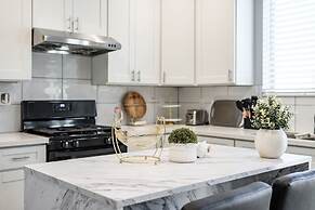 Modern Spacious Home Bright Family Group Friendly