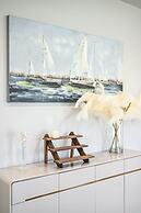 Modern Spacious Home Bright Family Group Friendly