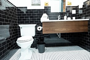 The Gas Lamp Hotel - 1BR - Latimer