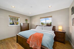 Magnolia Hideaway - Pet Friendly w/ Fireplace