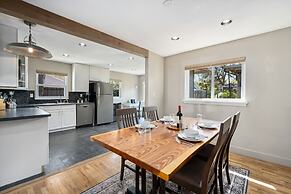 Magnolia Hideaway - Pet Friendly w/ Fireplace