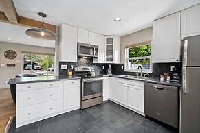 Magnolia Hideaway - Pet Friendly w/ Fireplace