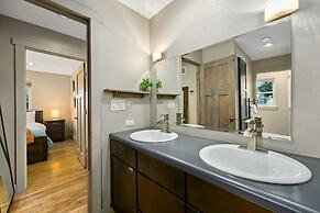 Magnolia Hideaway - Pet Friendly w/ Fireplace