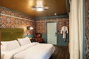 The Gas Lamp Hotel - 1BR - Tesla