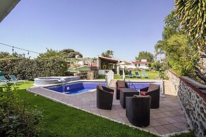 Spacious House with Pool