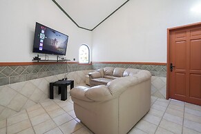 Spacious House with Pool