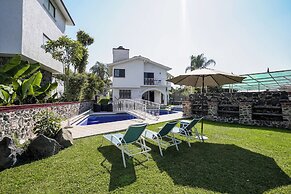 Spacious House with Pool