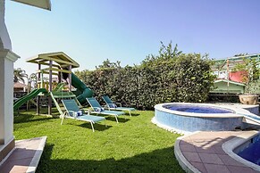 Spacious House with Pool