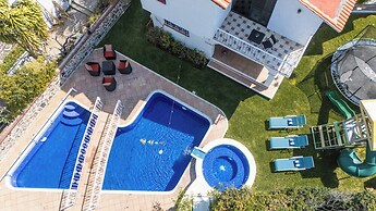 Spacious House with Pool