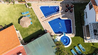 Spacious House with Pool