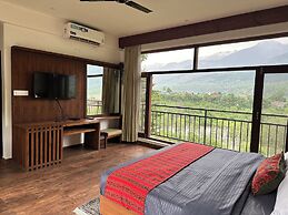 Crimson inn by Senderos De Pine