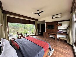 Crimson inn by Senderos De Pine