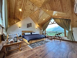 Crimson inn by Senderos De Pine