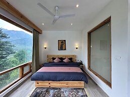 Crimson inn by Senderos De Pine