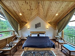 Crimson inn by Senderos De Pine