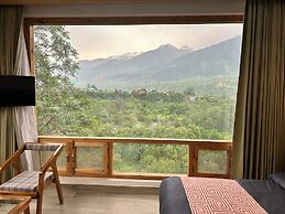 Crimson inn by Senderos De Pine