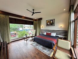 Crimson inn by Senderos De Pine