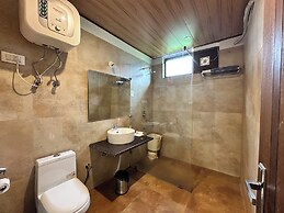 Crimson inn by Senderos De Pine