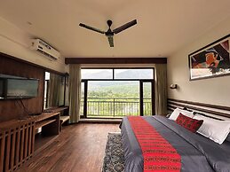 Crimson inn by Senderos De Pine