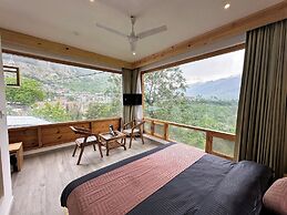 Crimson inn by Senderos De Pine